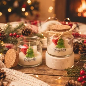 Navidad Encantada: velas en frasco de vidrio con tapa de corcho, lazo de yute y figuras navideñas Blue Dragonfly