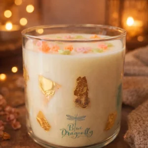 Vela Quietud: vela cilíndrica grande de cera de soya en contenedor de vidrio con hojuelas doradas y flores de cera, Blue Dragonfly
