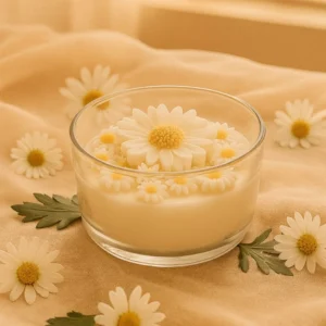 Vela Margarita: vela de cera de soya en contenedor de cristal con margaritas de cera en la superficie, sobre lino claro, Blue Dragonfly